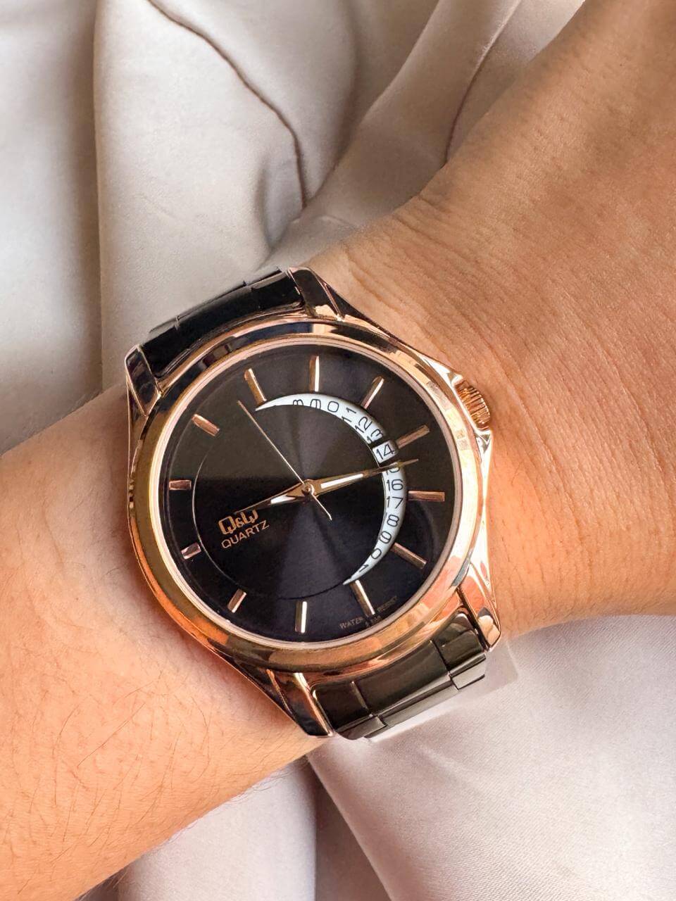 QYQ A436 812Y NEGRO LUNA 1 Reloj Q&Q Unisex negro y oro rosa con calendario - Imagen 1