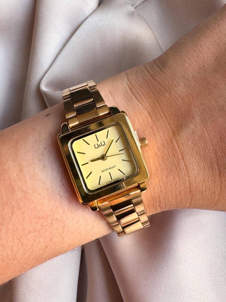 Reloj QYQ dorado pequeño - Imagen 1