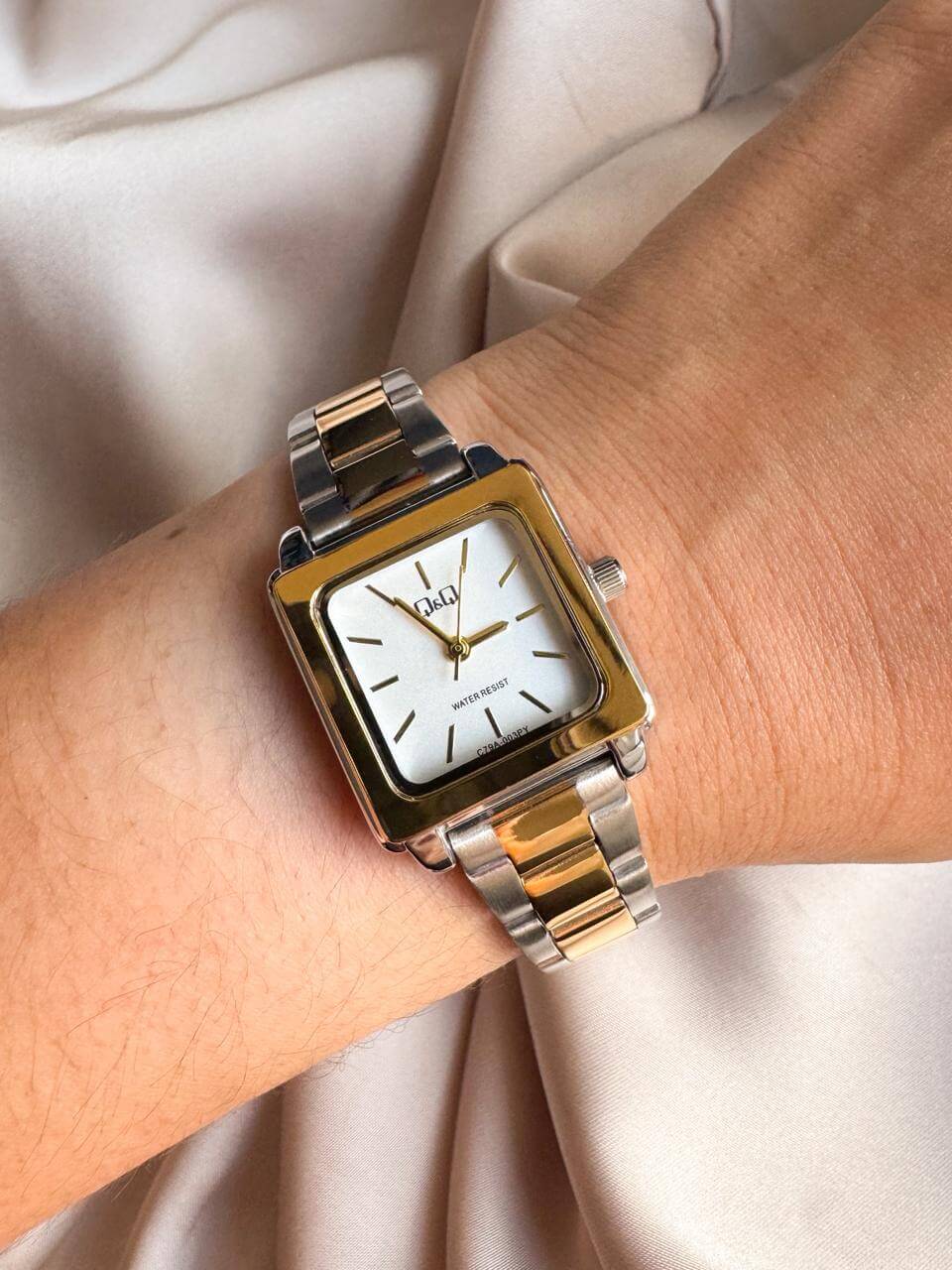 Reloj QYQ bicolor pequeño - Imagen 1