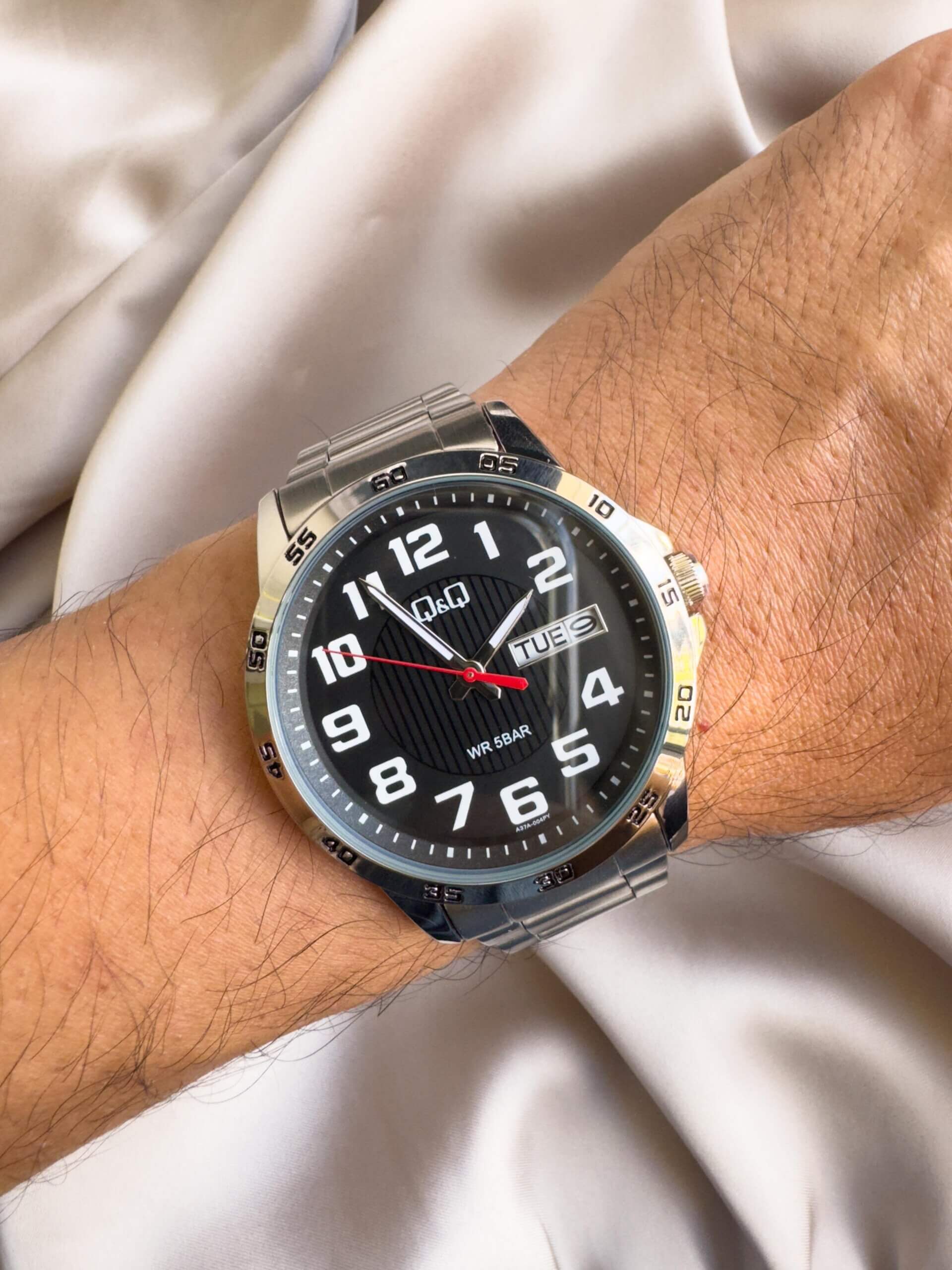 QYQ A37A PLATEADO FONDO NEGRO HOMBRE CALENDARIO 1 RELOJ QYQ A37A PLATEADO FONDO NEGRO - Imagen 1