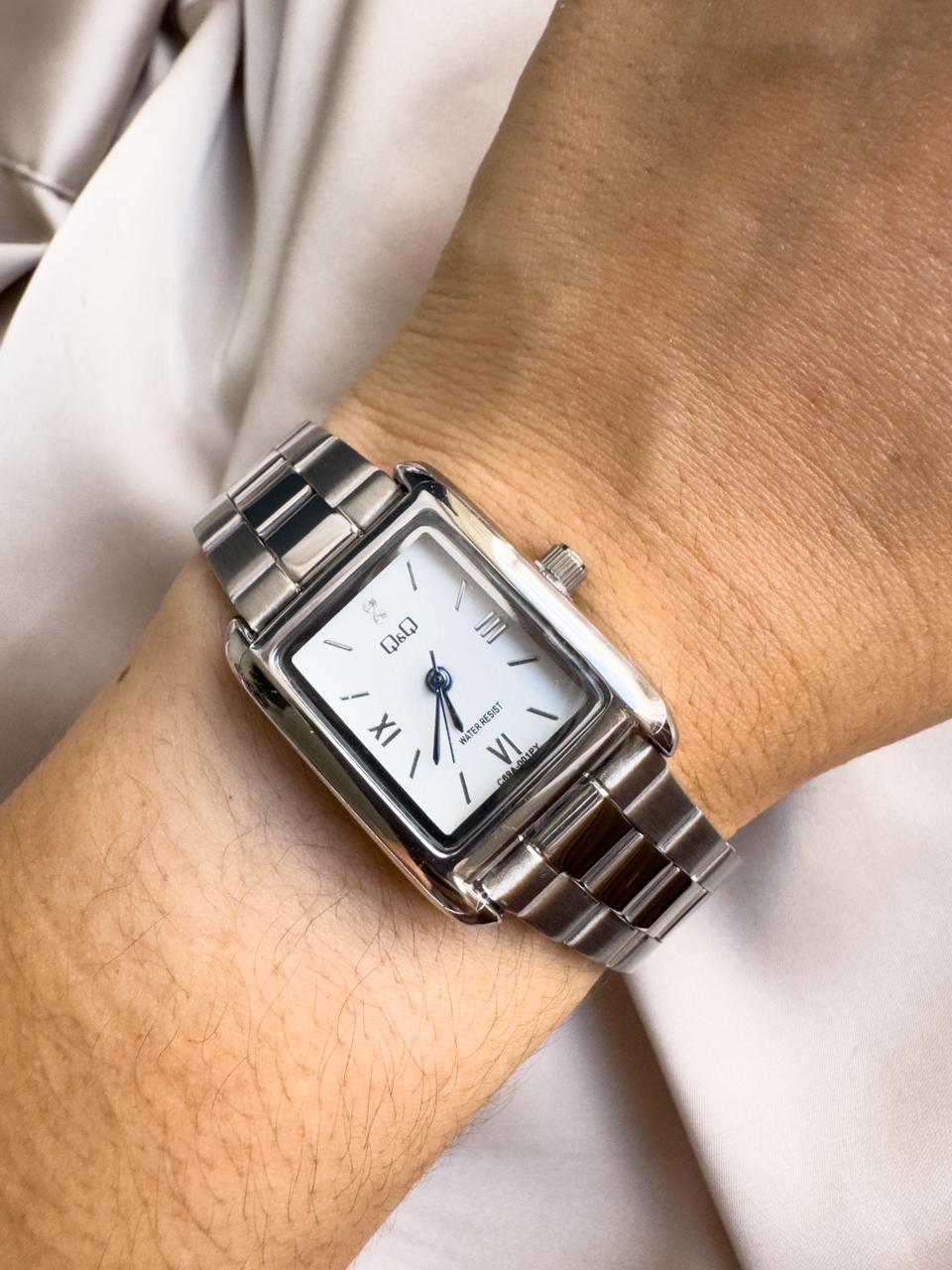 Reloj QYQ plateado pequeño - Imagen 1