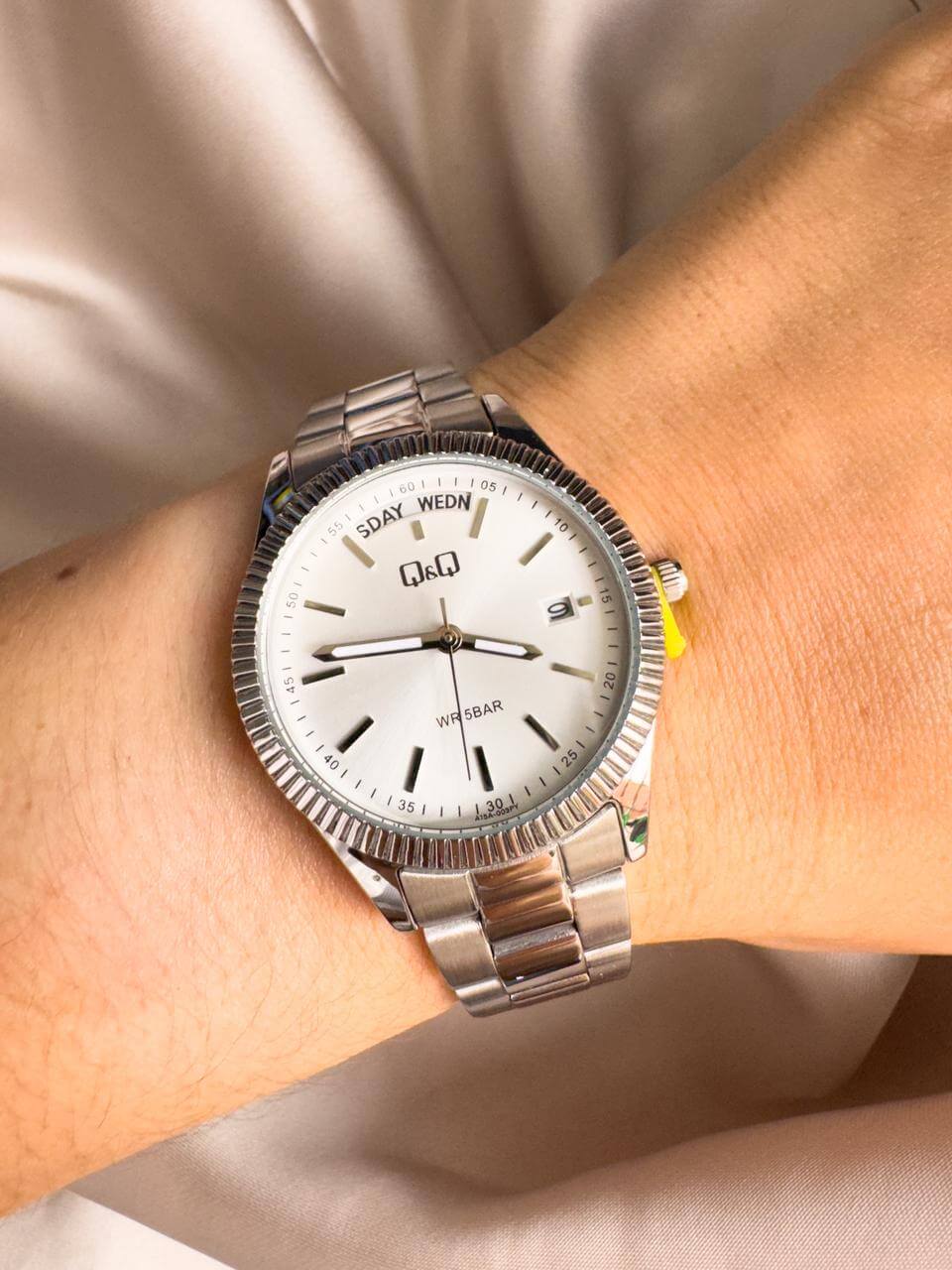 QYQ A15A003PY PLATEADO CALENDARIO PEQUEÑO Reloj QYQ A15A PLATEADO - Imagen 1