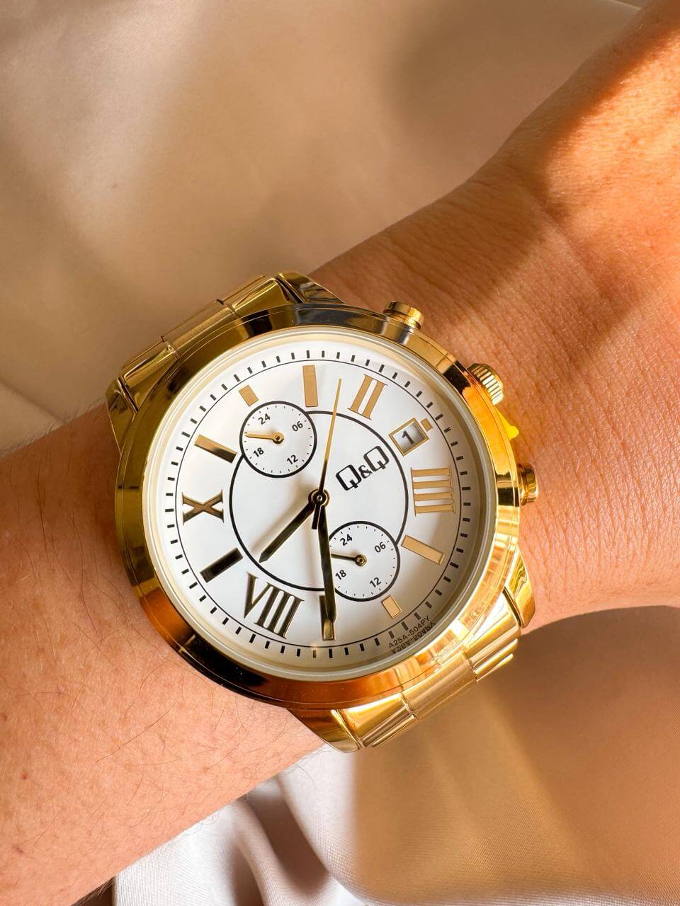 RELOJ QYQ A25A DORADO FONDO BLANCO - Imagen 1