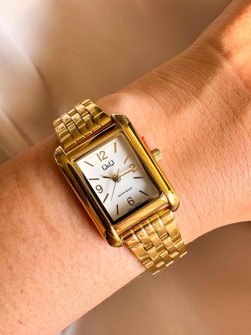 Reloj QYQ Q25C-002PY DORADO - Imagen 1
